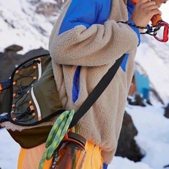 NWT! Free People Playoff Sherpa Messenger Crossbody in Olive Green - Picture 2 of 10